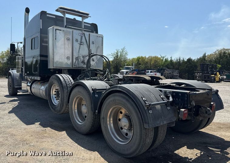 image for item DS3633 2022 Peterbilt 389 semi truck