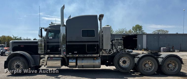 image for item DS3633 2022 Peterbilt 389 semi truck