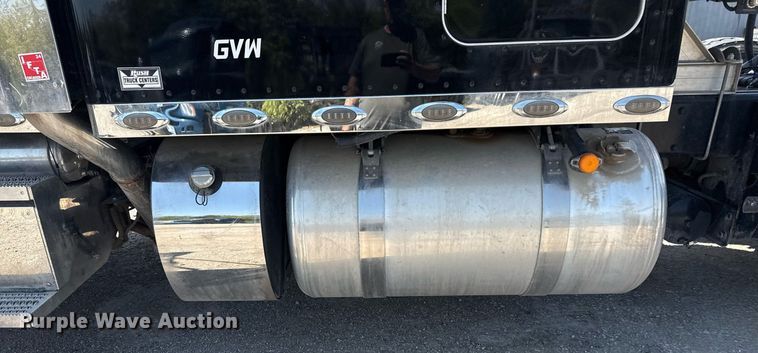 image for item DS3633 2022 Peterbilt 389 semi truck