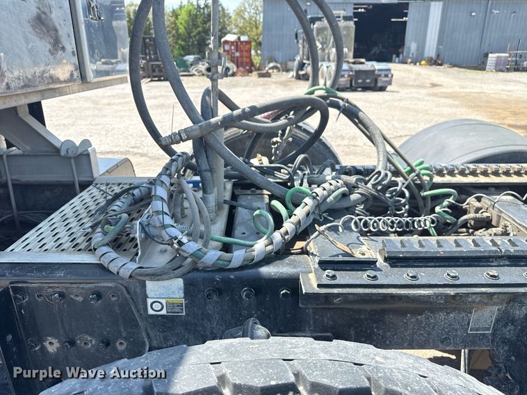 image for item DS3633 2022 Peterbilt 389 semi truck