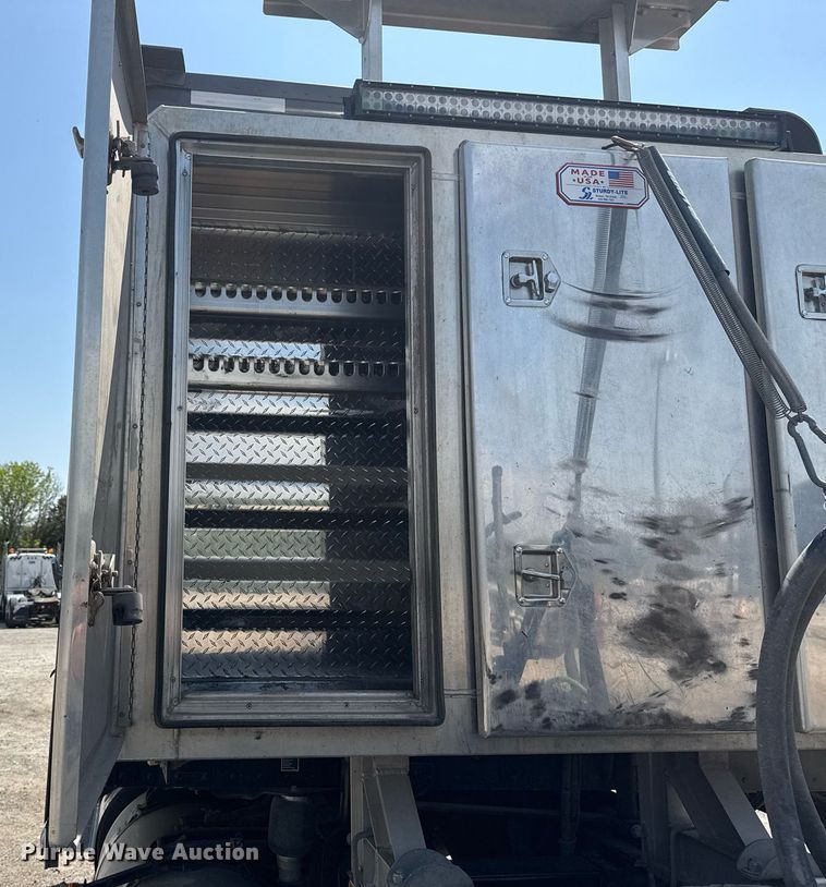 image for item DS3633 2022 Peterbilt 389 semi truck