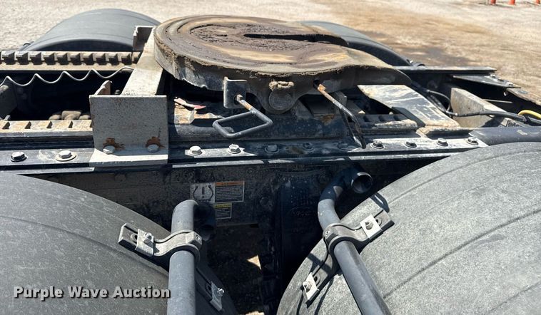 image for item DS3633 2022 Peterbilt 389 semi truck