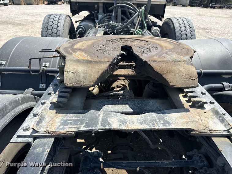 image for item DS3633 2022 Peterbilt 389 semi truck