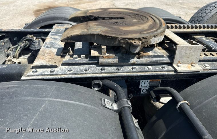 image for item DS3633 2022 Peterbilt 389 semi truck