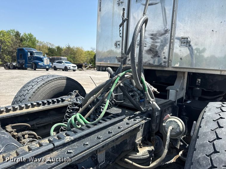 image for item DS3633 2022 Peterbilt 389 semi truck