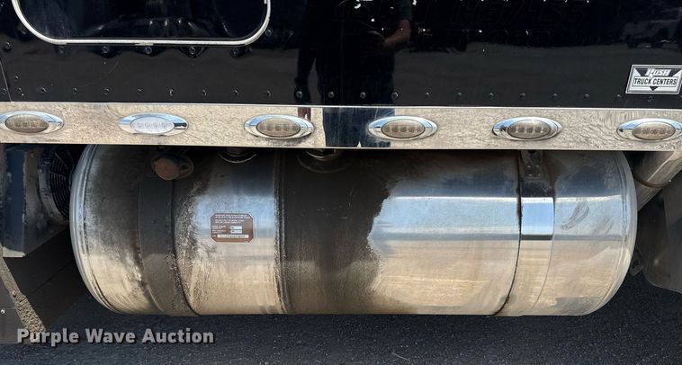 image for item DS3633 2022 Peterbilt 389 semi truck