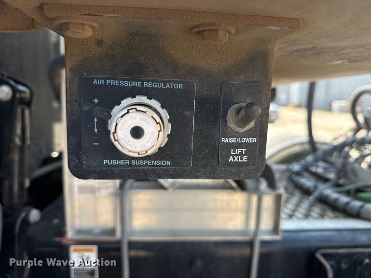 image for item DS3633 2022 Peterbilt 389 semi truck