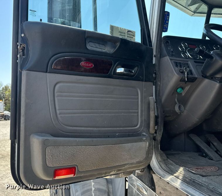 image for item DS3633 2022 Peterbilt 389 semi truck