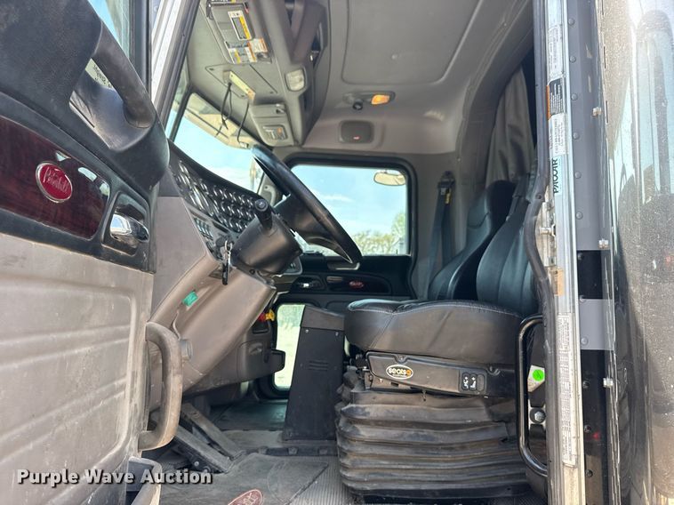 image for item DS3633 2022 Peterbilt 389 semi truck