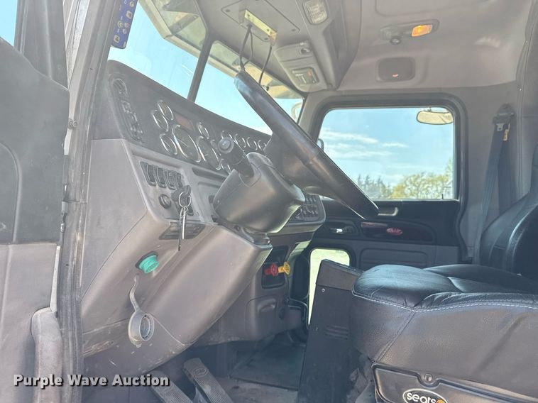 image for item DS3633 2022 Peterbilt 389 semi truck