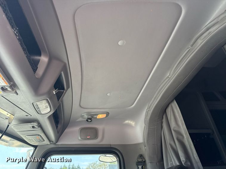 image for item DS3633 2022 Peterbilt 389 semi truck