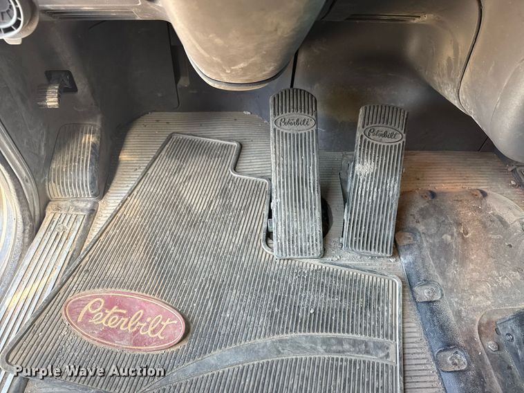 image for item DS3633 2022 Peterbilt 389 semi truck