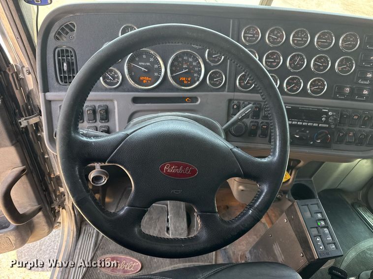 image for item DS3633 2022 Peterbilt 389 semi truck