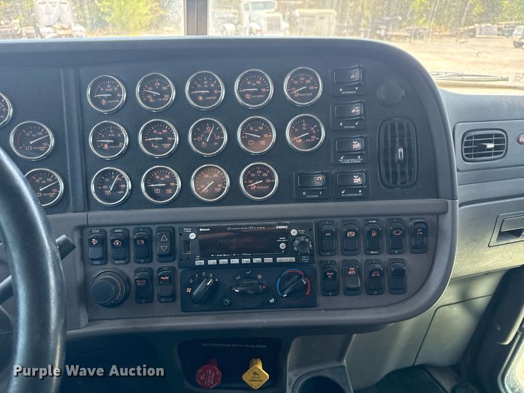 image for item DS3633 2022 Peterbilt 389 semi truck