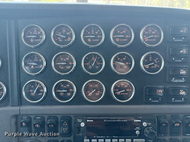 image for item DS3633 2022 Peterbilt 389 semi truck