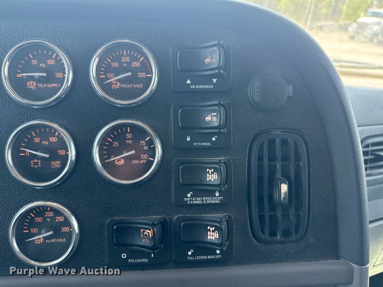 image for item DS3633 2022 Peterbilt 389 semi truck