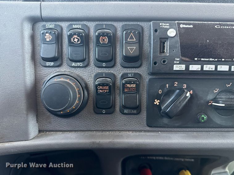 image for item DS3633 2022 Peterbilt 389 semi truck