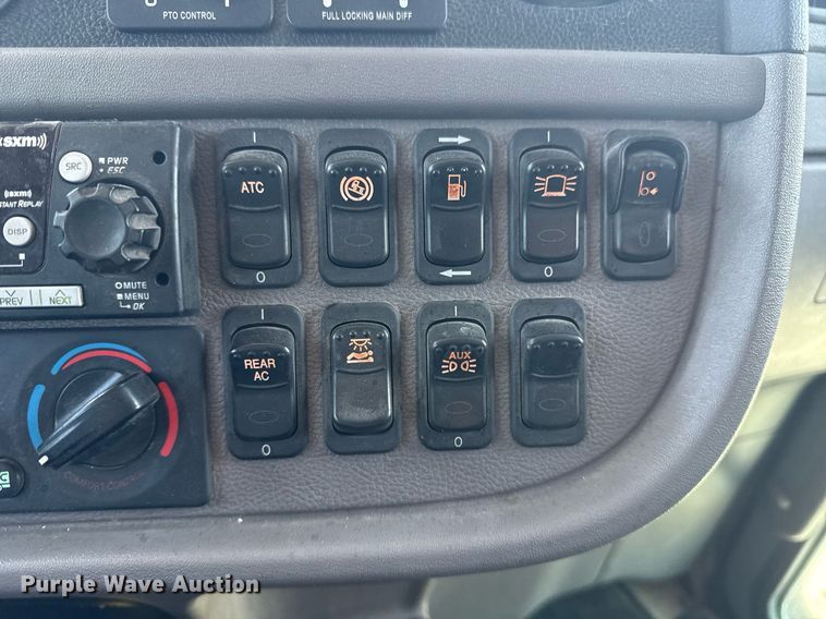 image for item DS3633 2022 Peterbilt 389 semi truck