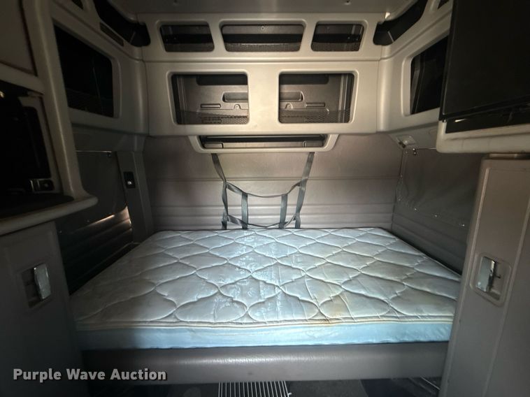 image for item DS3633 2022 Peterbilt 389 semi truck