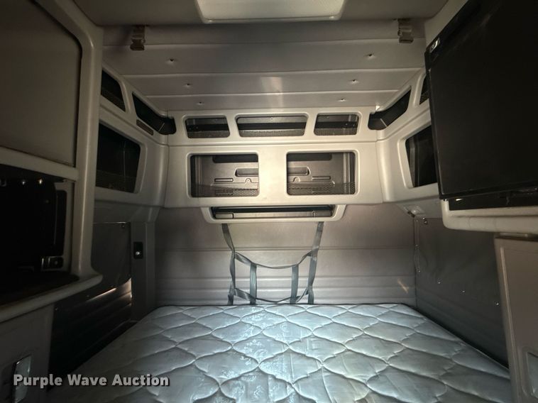 image for item DS3633 2022 Peterbilt 389 semi truck