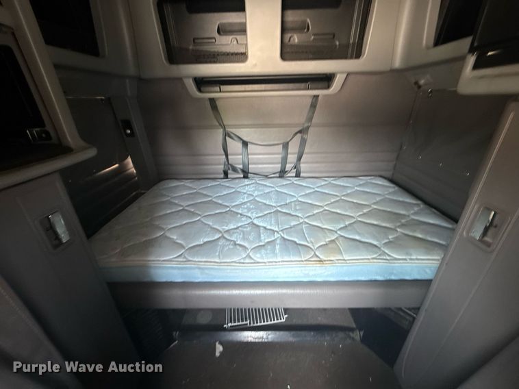 image for item DS3633 2022 Peterbilt 389 semi truck