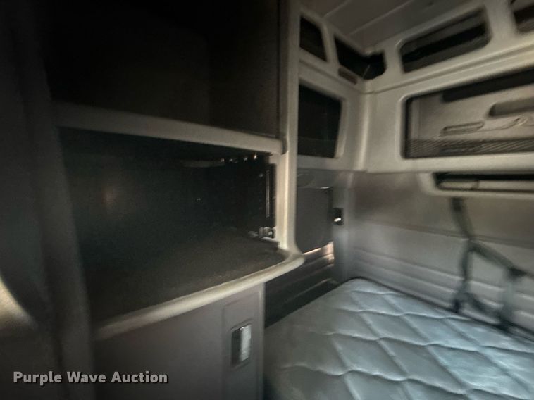 image for item DS3633 2022 Peterbilt 389 semi truck