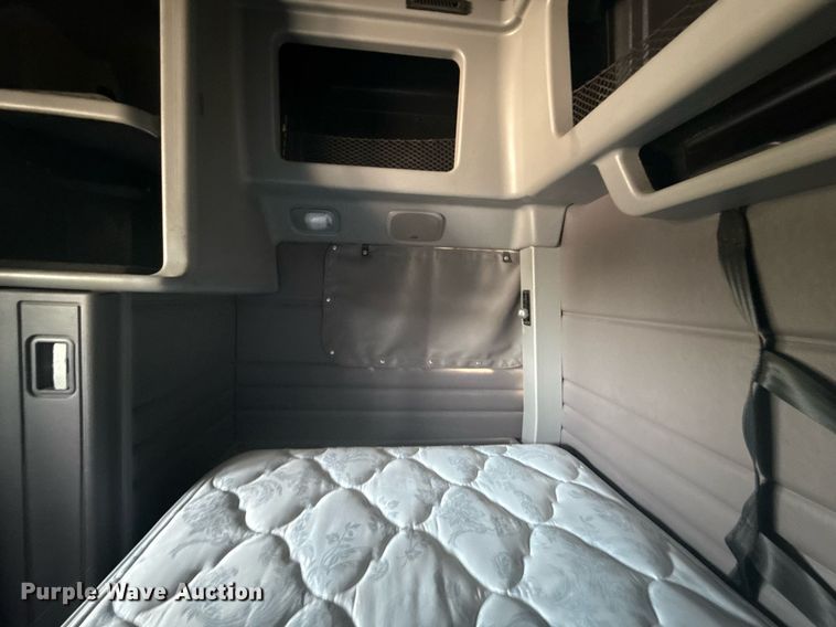 image for item DS3633 2022 Peterbilt 389 semi truck