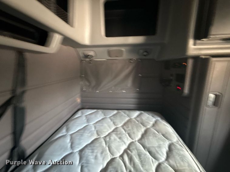 image for item DS3633 2022 Peterbilt 389 semi truck