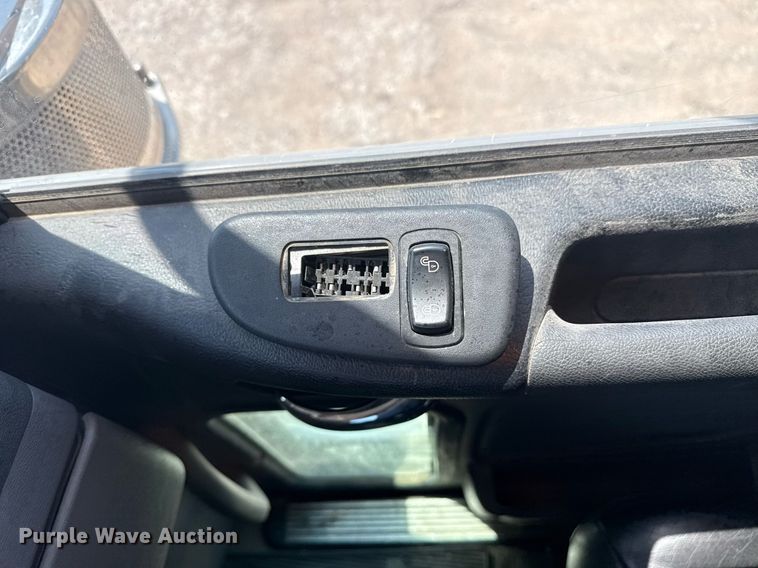 image for item DS3633 2022 Peterbilt 389 semi truck