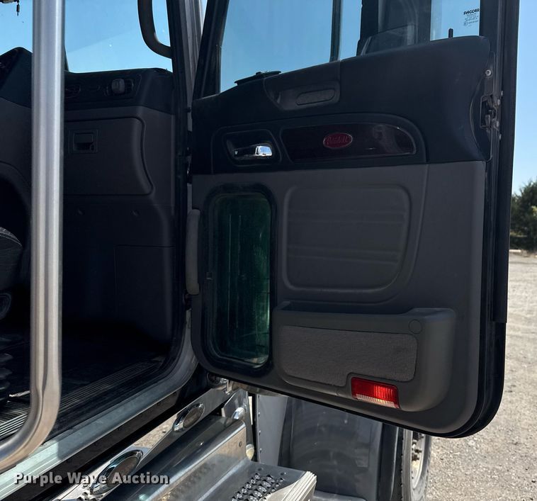 image for item DS3633 2022 Peterbilt 389 semi truck