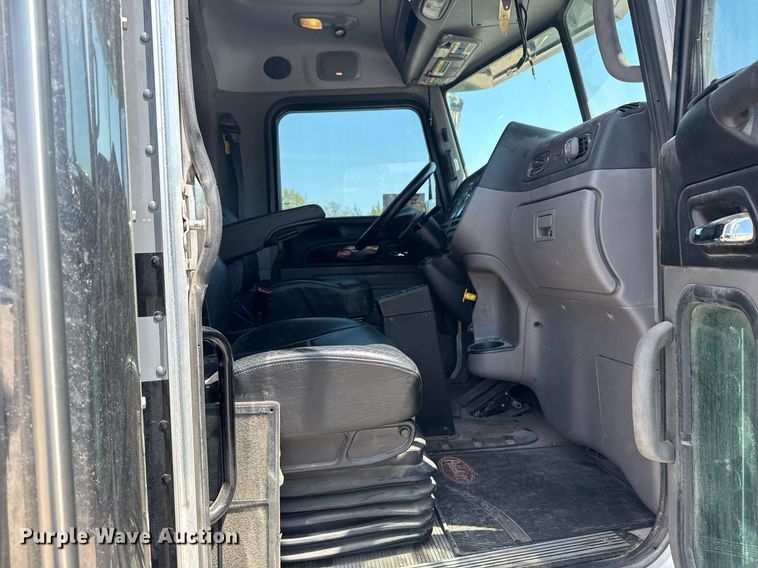 image for item DS3633 2022 Peterbilt 389 semi truck