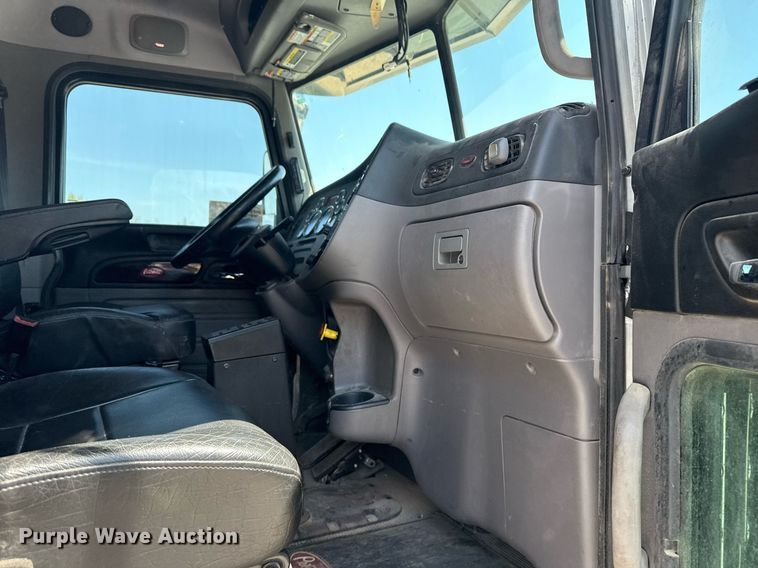 image for item DS3633 2022 Peterbilt 389 semi truck