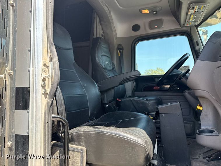 image for item DS3633 2022 Peterbilt 389 semi truck