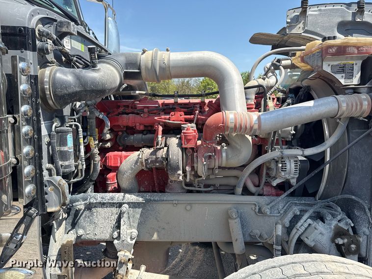 image for item DS3633 2022 Peterbilt 389 semi truck