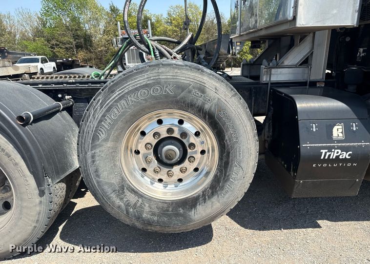 image for item DS3633 2022 Peterbilt 389 semi truck