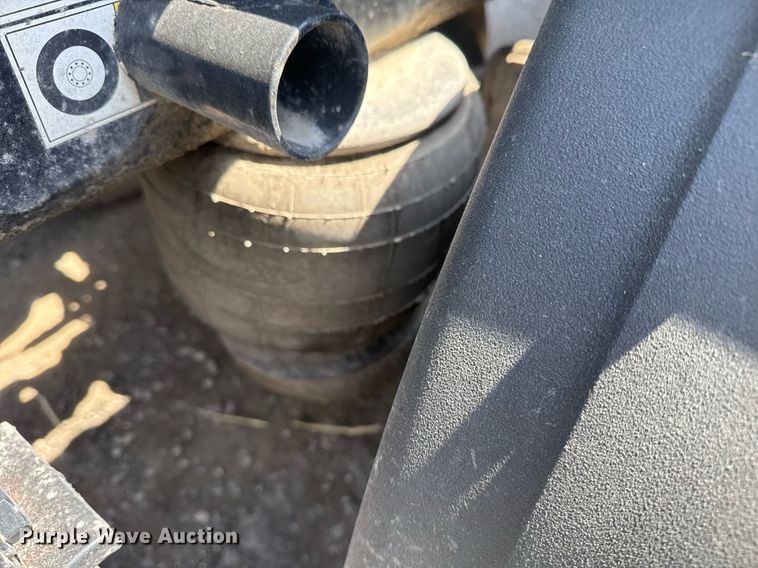 image for item DS3633 2022 Peterbilt 389 semi truck