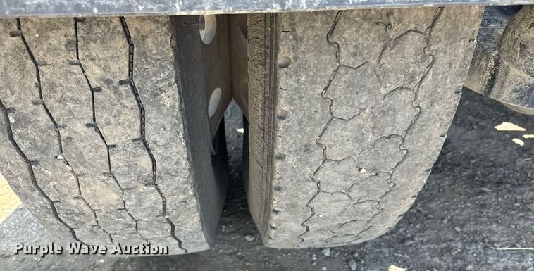 image for item DS3633 2022 Peterbilt 389 semi truck