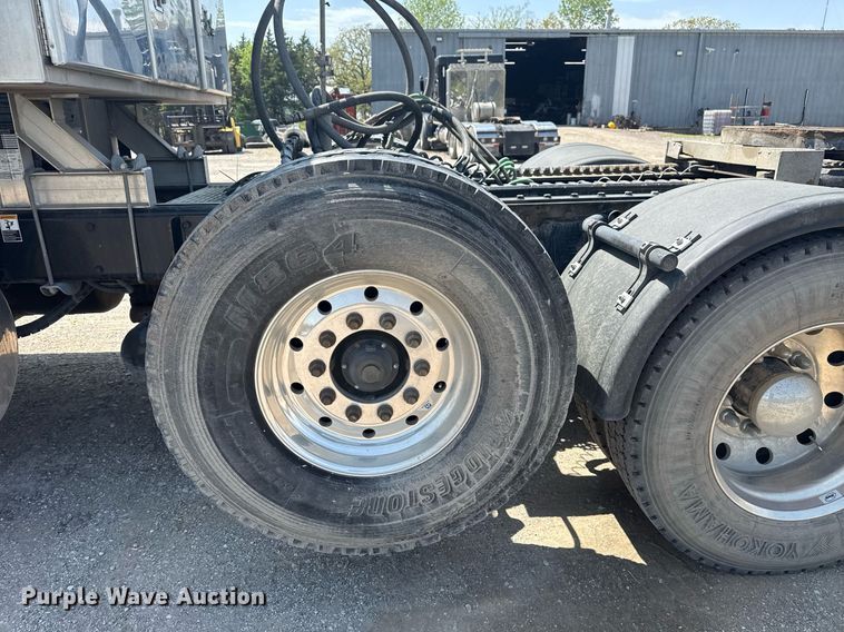 image for item DS3633 2022 Peterbilt 389 semi truck