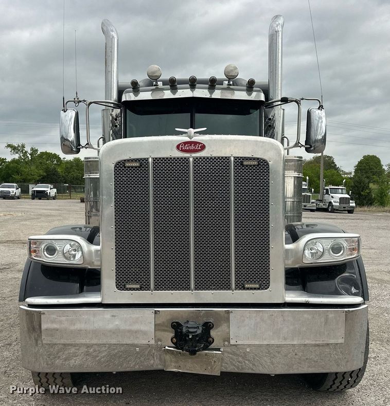 image for item DS3634 2022 Peterbilt 389 semi truck