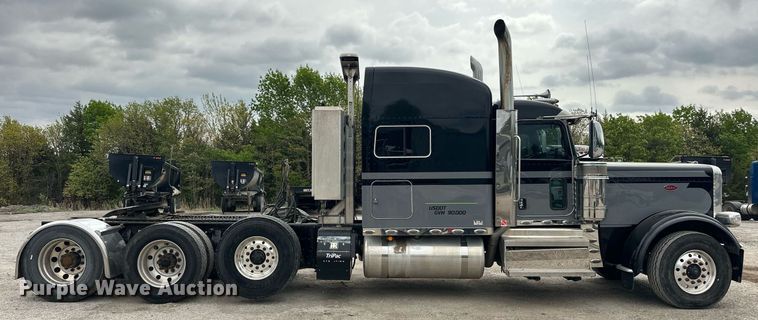 image for item DS3634 2022 Peterbilt 389 semi truck