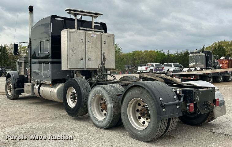 image for item DS3634 2022 Peterbilt 389 semi truck