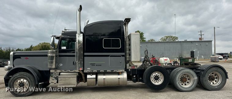 image for item DS3634 2022 Peterbilt 389 semi truck