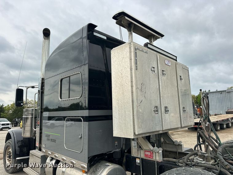 image for item DS3634 2022 Peterbilt 389 semi truck