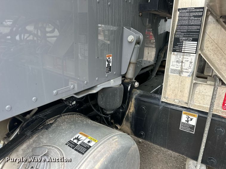 image for item DS3634 2022 Peterbilt 389 semi truck