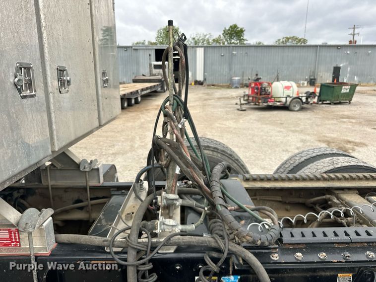 image for item DS3634 2022 Peterbilt 389 semi truck