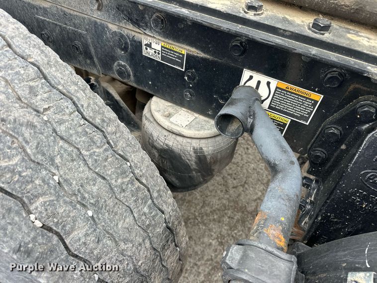 image for item DS3634 2022 Peterbilt 389 semi truck