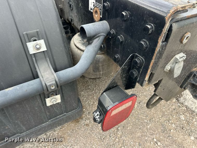 image for item DS3634 2022 Peterbilt 389 semi truck