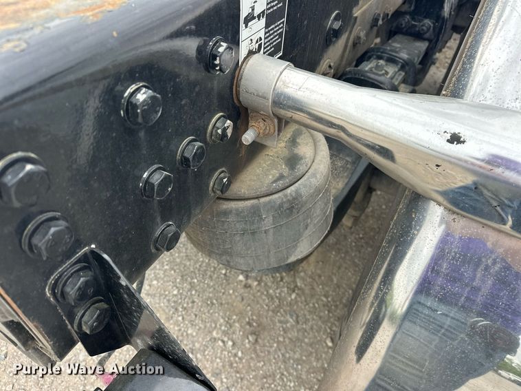 image for item DS3634 2022 Peterbilt 389 semi truck