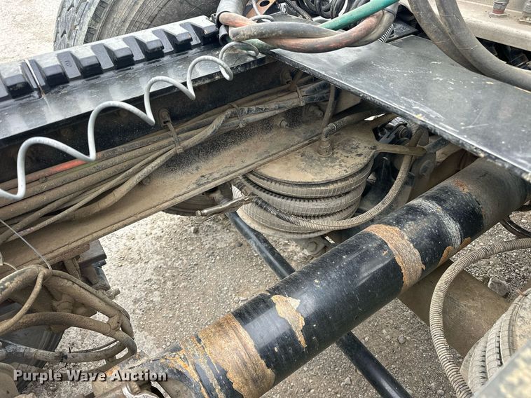 image for item DS3634 2022 Peterbilt 389 semi truck