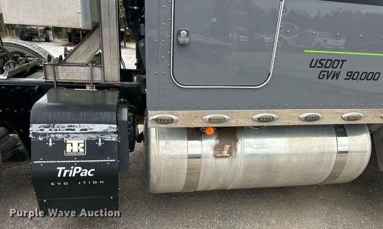 image for item DS3634 2022 Peterbilt 389 semi truck